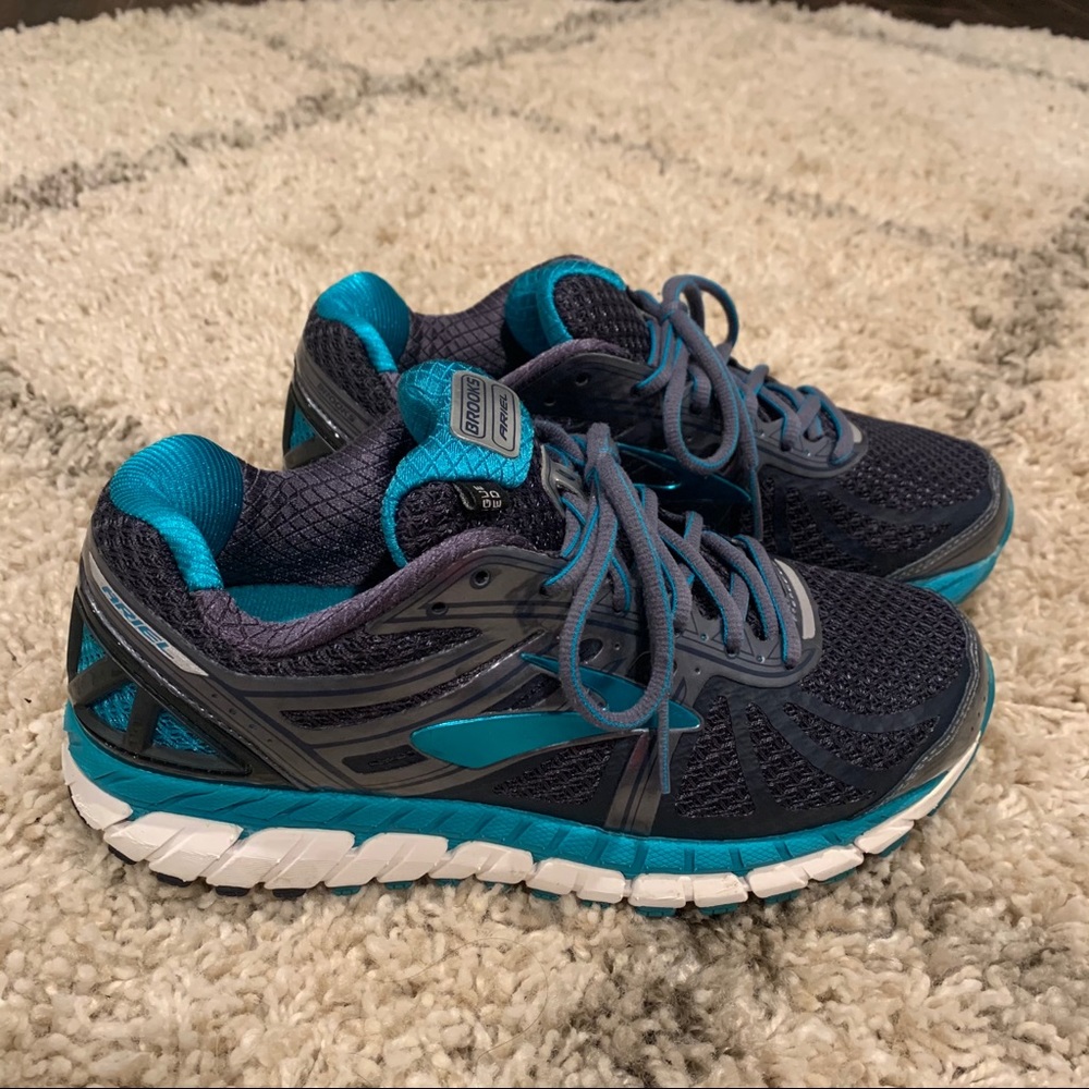Brooks Ariel 16 Size 8.5 Wide